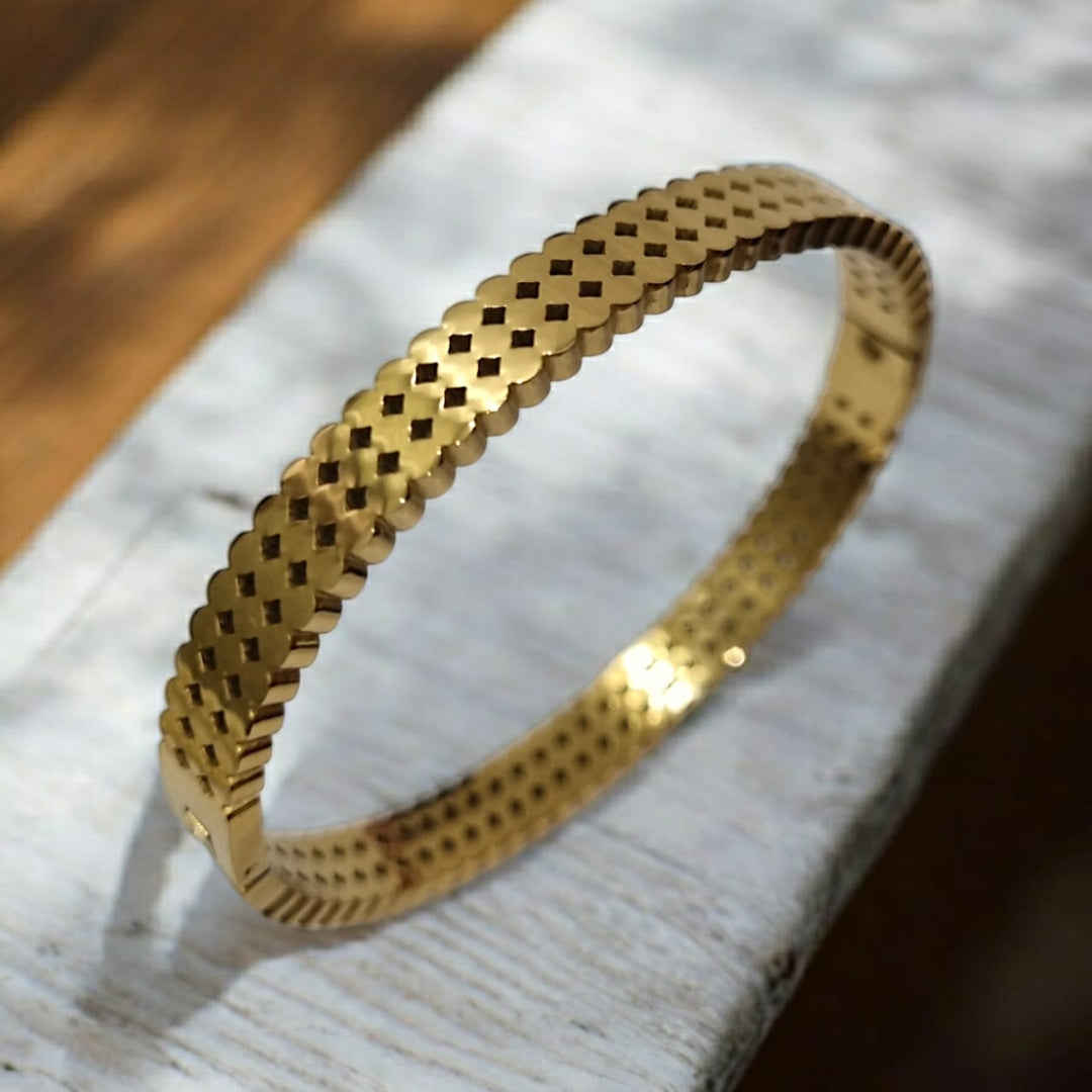 Elegant Curve Bangle