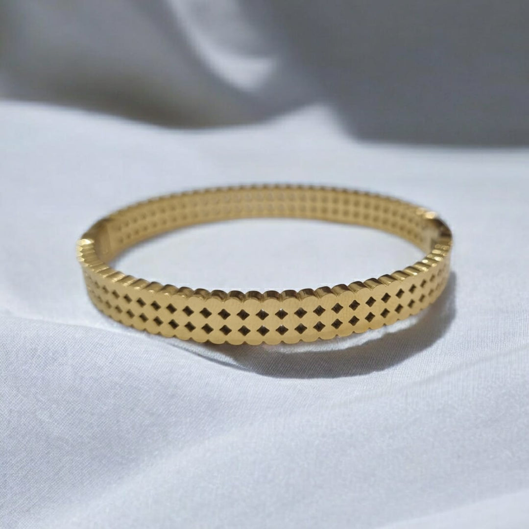 Elegant Curve Bangle